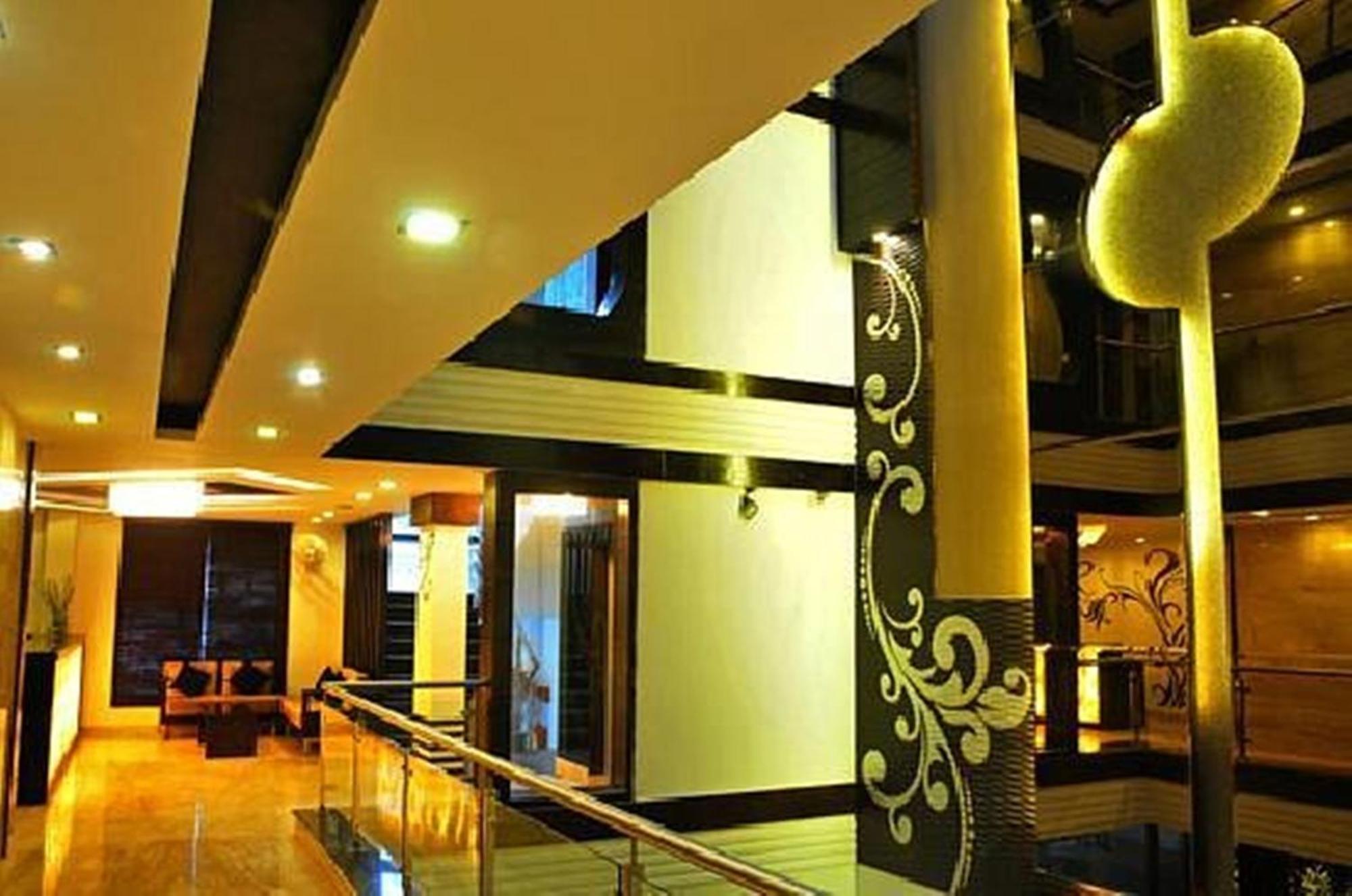Hotel Delhi Pride, Karol Bagh Buitenkant foto