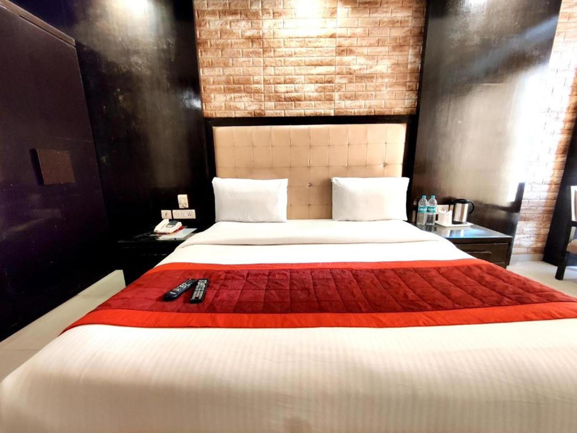 Hotel Delhi Pride, Karol Bagh Buitenkant foto